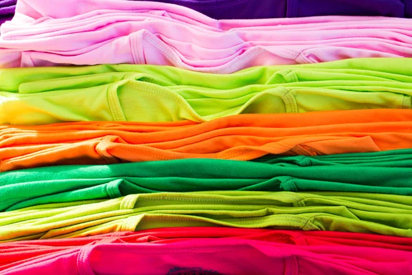 Un montón de ropa de colores brillantes — Foto de Stock