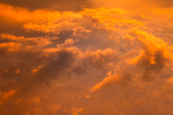 Оранжевый цвет облака вечером — стоковое фото