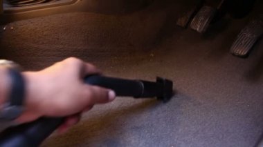 Bir araba bir elektrikli süpürge ile temizlik
