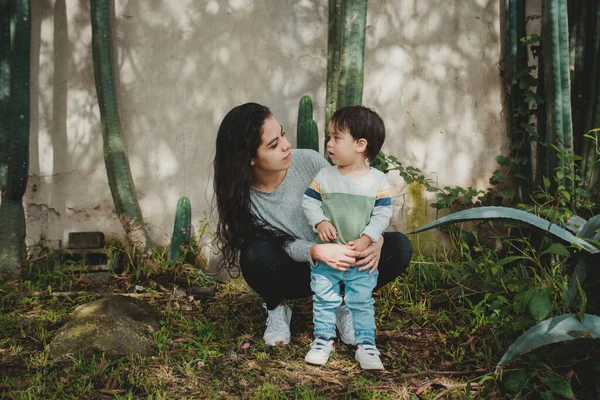 Jong Moeder Knuffelen Haar Zoon Het Park — Stockfoto