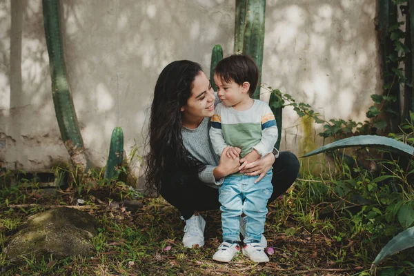 Junge Mutter Umarmt Ihren Sohn Liebevoll Park — Stockfoto