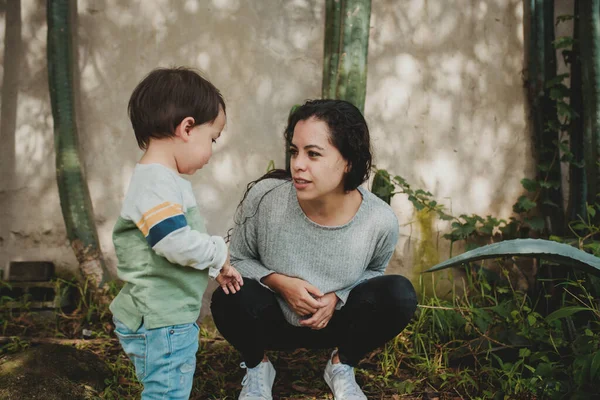 Ung Mor Kramar Sin Son Parken — Stockfoto