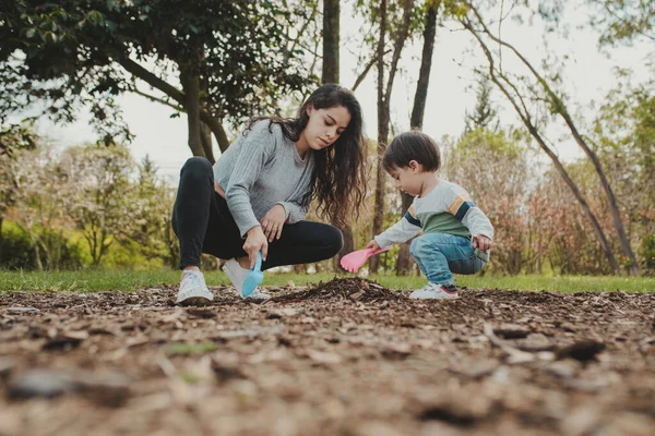 Jonge Moeder Spelen Met Vuil Het Park Met Haar Peuter — Stockfoto