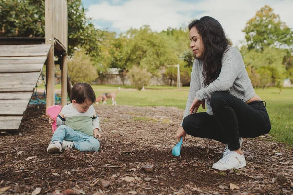 Jonge Moeder Spelen Met Vuil Het Park Met Haar Peuter — Stockfoto