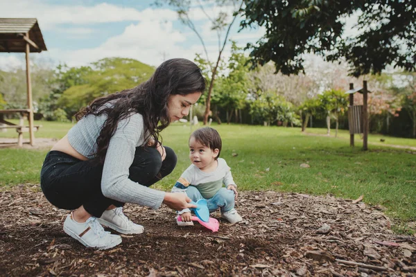 Jonge Moeder Spelen Met Vuil Het Park Met Haar Peuter — Stockfoto