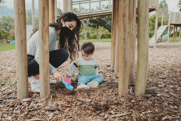 Peuter Spelen Het Park Met Zijn Speelgoed — Stockfoto