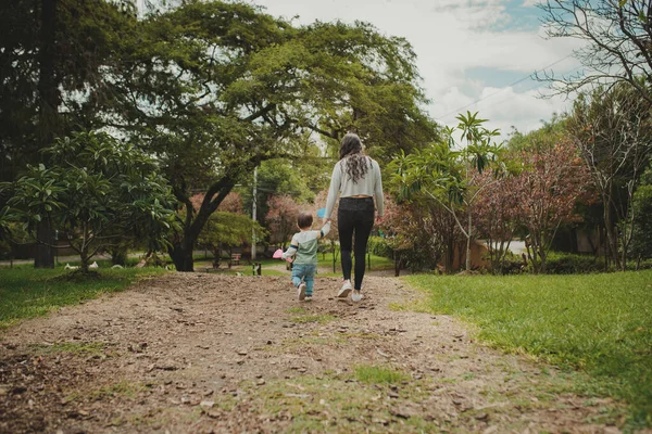 Jeune Mère Jouant Avec Saleté Dans Parc Avec Son Fils — Photo