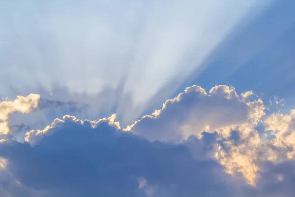 Bulutlu ve güneşli gökyüzü