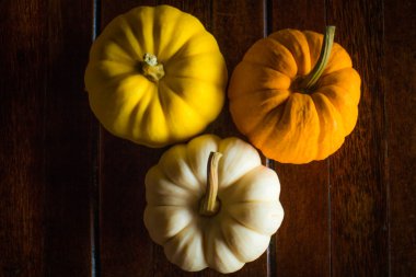 Mini-kabaklar ahşap yüzeye