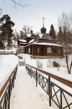 Ahşap kilise ve kışın köprü. Rusya.