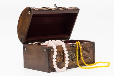 Eski bir ahşap kutu boncuklar.