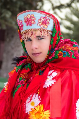 Kırmızı Rus halk giysileri kızı.