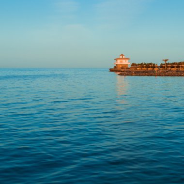 Akşam ışığı gerdanlı şemsiyelerle Cape.