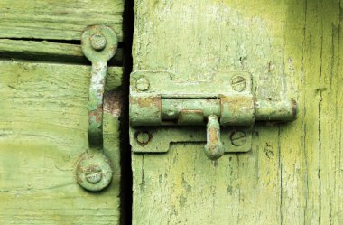 Eski mandal üzerinde yeşil ahşap kapı.