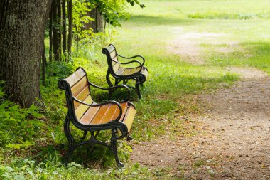 İki Bahçe Banklar.