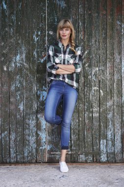 Genç sarışın ekose desenli gömlek