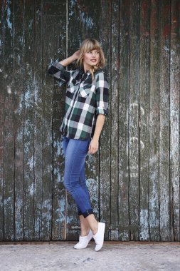 Genç sarışın kadın