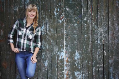 Ekose desenli gömlek gülümseyen güzellik