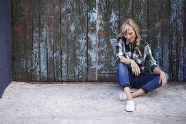 oturan genç gülümseyen