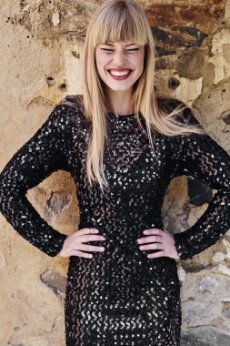 güzel bir kadın gülüyor