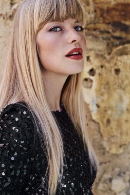 çarpıcı payet sarışın