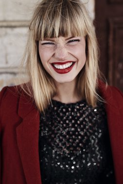 genç gülümseyen sarışın model
