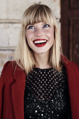 Muhteşem mavi gözlü sarışın