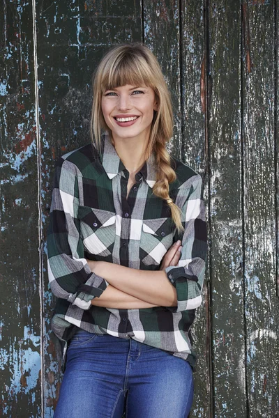 Zelfverzekerde jonge vrouw — Stockfoto