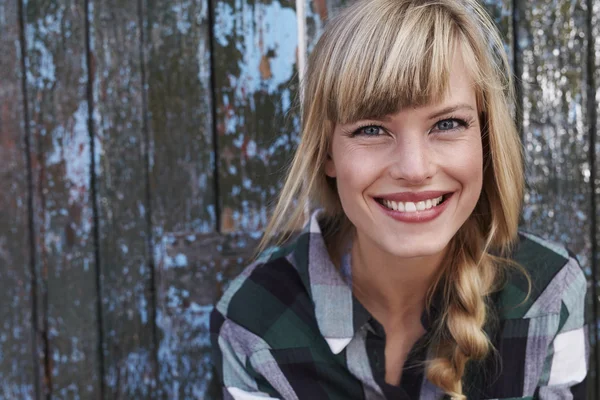 Sonriente joven rubia — Foto de Stock