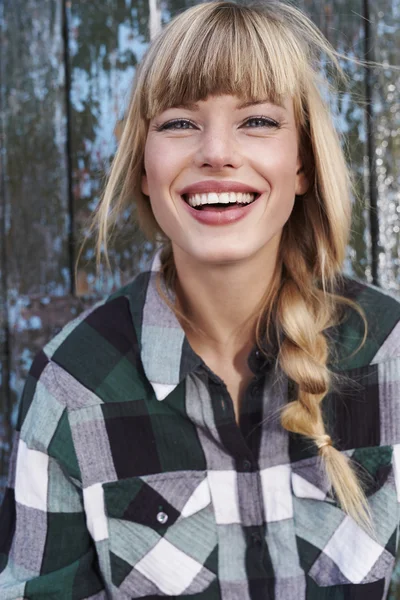 Toothy glimlach op jonge blonde vrouw — Stockfoto