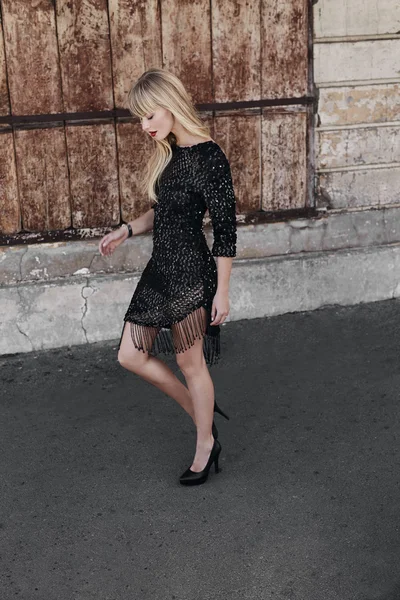 Siyah elbiseli genç model — Stok fotoğraf