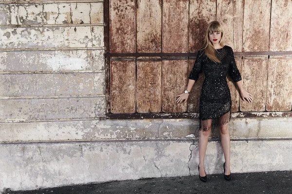 Ung modell i svart klänning — Stockfoto