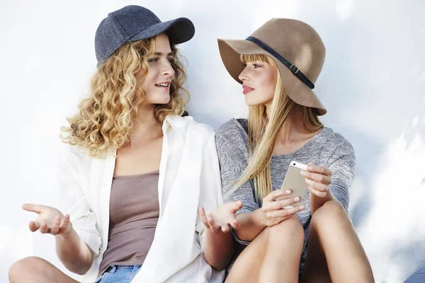 Dos mujeres charlando juntas — Foto de Stock