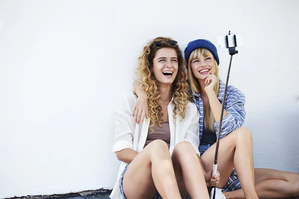 Dos jóvenes amigos posando para selfie — Foto de Stock