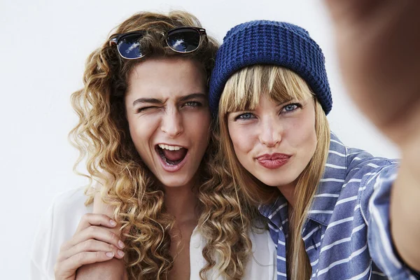 Two young friends posing for selfie — Stock Photo, Image