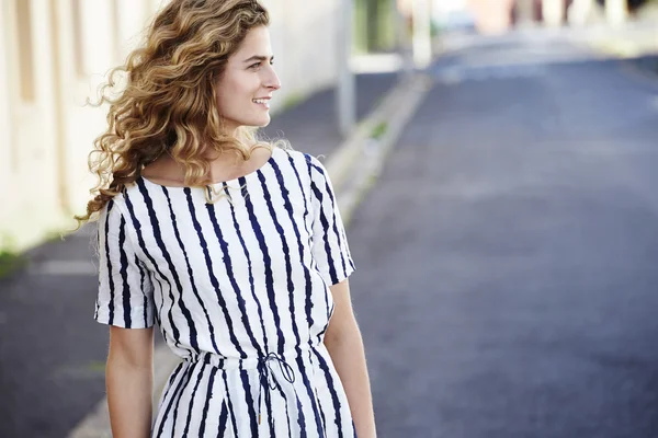 Lächelnde junge Frau — Stockfoto