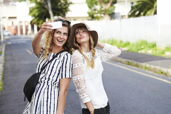 Jovens namoradas posando para selfie — Fotografia de Stock