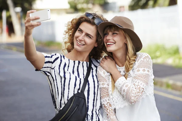 Duas mulheres jovens posando — Fotografia de Stock