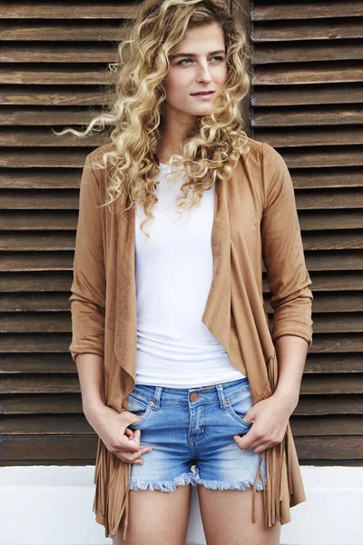 Chaqueta de gamuza en mujer joven — Foto de Stock