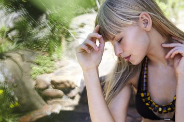 Bikinili sarışın genç güzellik