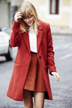 Genç kırmızı ceket modelinde
