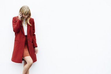 Genç kırmızı ceket modelinde