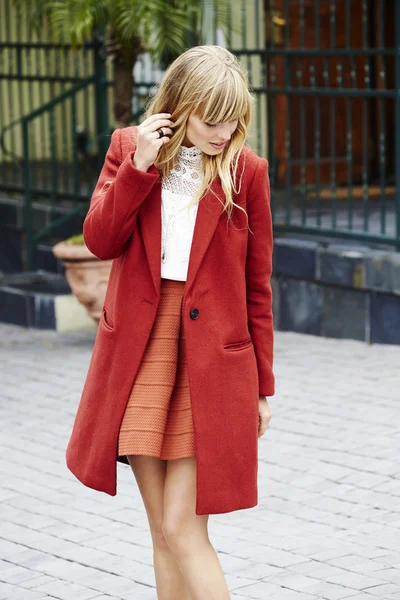 Modelo bonito em casaco vermelho — Fotografia de Stock