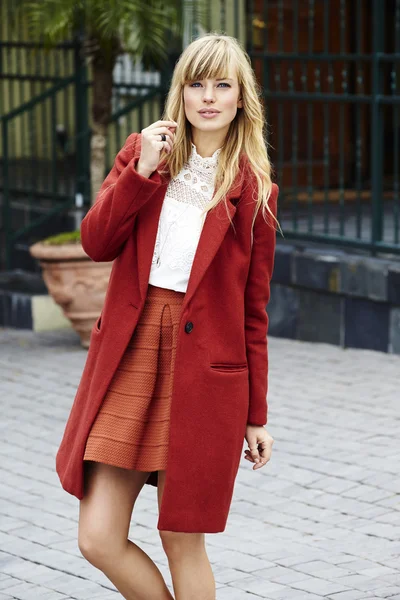 Vrouw in rode jas — Stockfoto