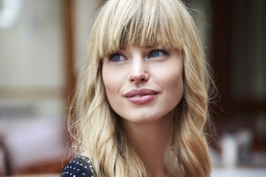 Mavi gözlü sarışın uzağa arıyorsunuz