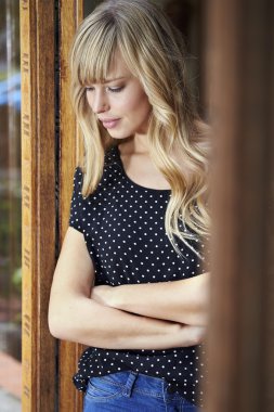 dalgın genç sarışın bir kadın