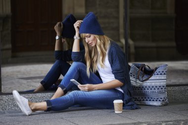 güzel bir genç kadın manifatura