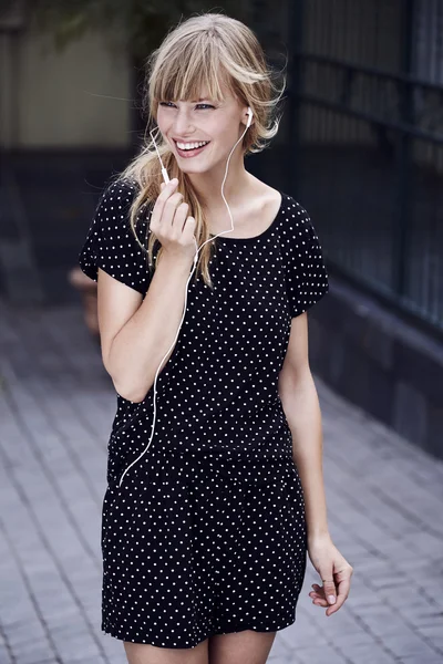 Hermosa mujer en vestido manchado — Foto de Stock