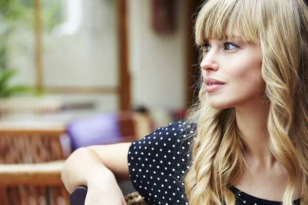 Blond ung kvinna i café — Stockfoto