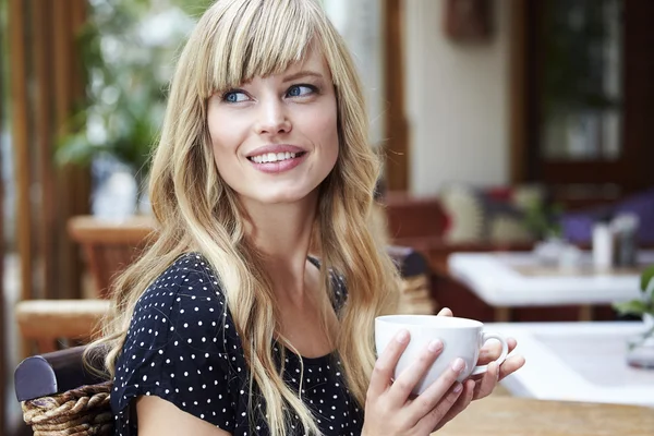 Ung blond kvinna — Stockfoto